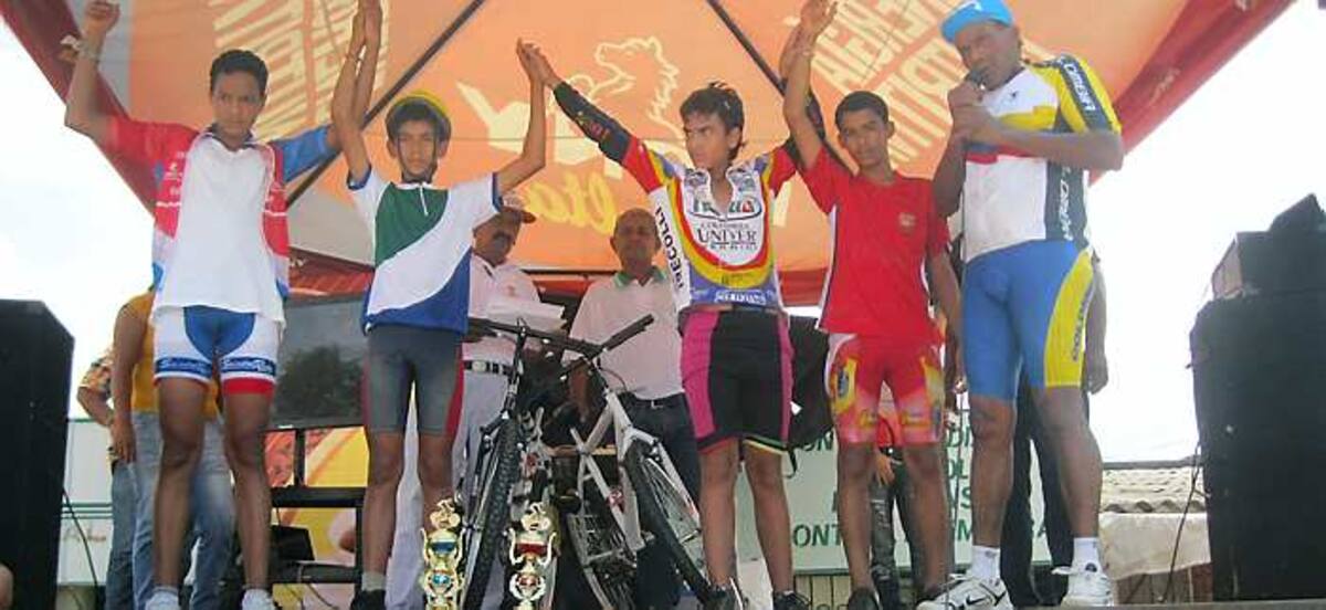 Gabriel Durango Jr, Jesús Guerra, Luis González y Luis Yanez, acompañados del dirigente Gabriel Durango Santana. JUAN FABRA / EL UNIVERSAL