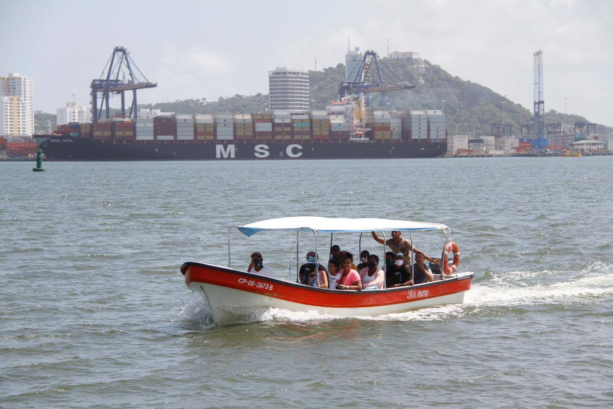 Más de 600 personas se han movilizado desde los muelles de Cartagena