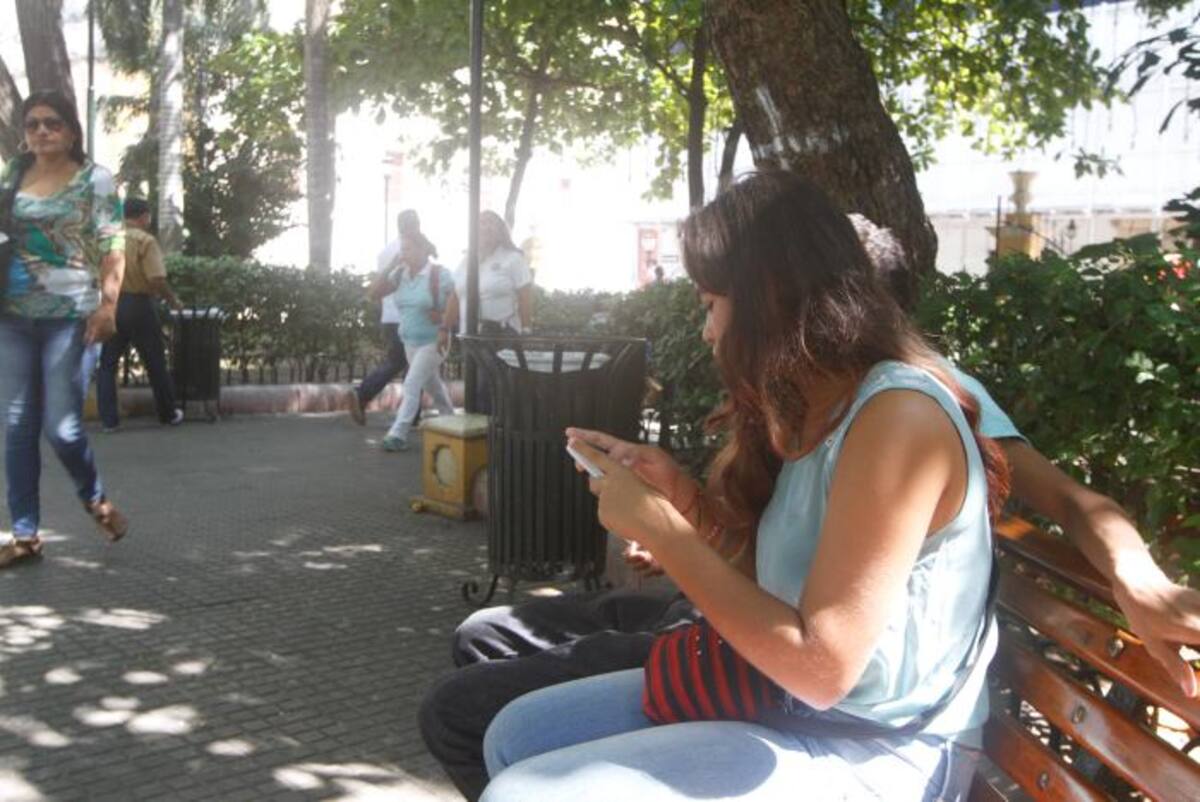 La Plaza de Bolívar es uno de los siete sitios que tendrán wifi abierto desde finales de este mes. JULIO CASTAÑO-EL UNIVERSAL