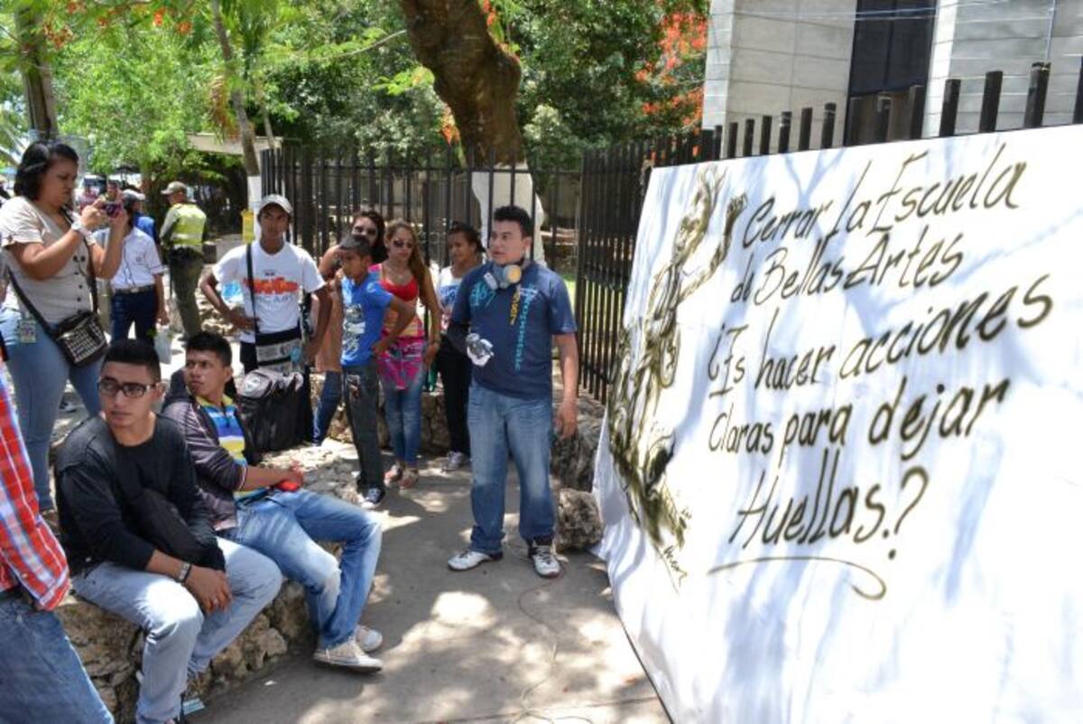 Estudiantes de la Escuela de Bellas Artes llevan 15 días sin recibir clases. MANUEL SANTIAGO PÉREZ/EL UNIVERSAL/