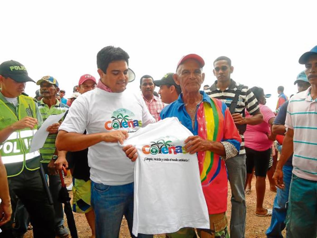 El alcalde de Coveñas, César Serrano, durante la entrega de camisetas y carnetización a los vendedores ambulantes. CORTESÍA/