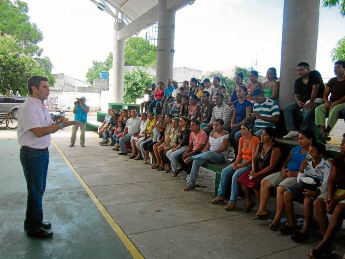 El alcalde Carlos Correa anunciando la reubicación de 93 familias.