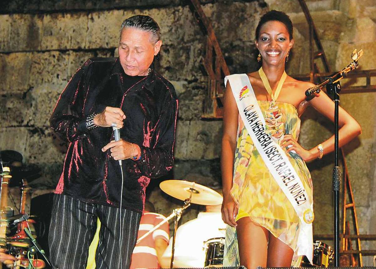 Cheo Romero y Viviana Moreno Bustamante, la candidata del barrio Olaya Herrera, sector Rafael Núñez, elegida como la “Reina de la salsa”.