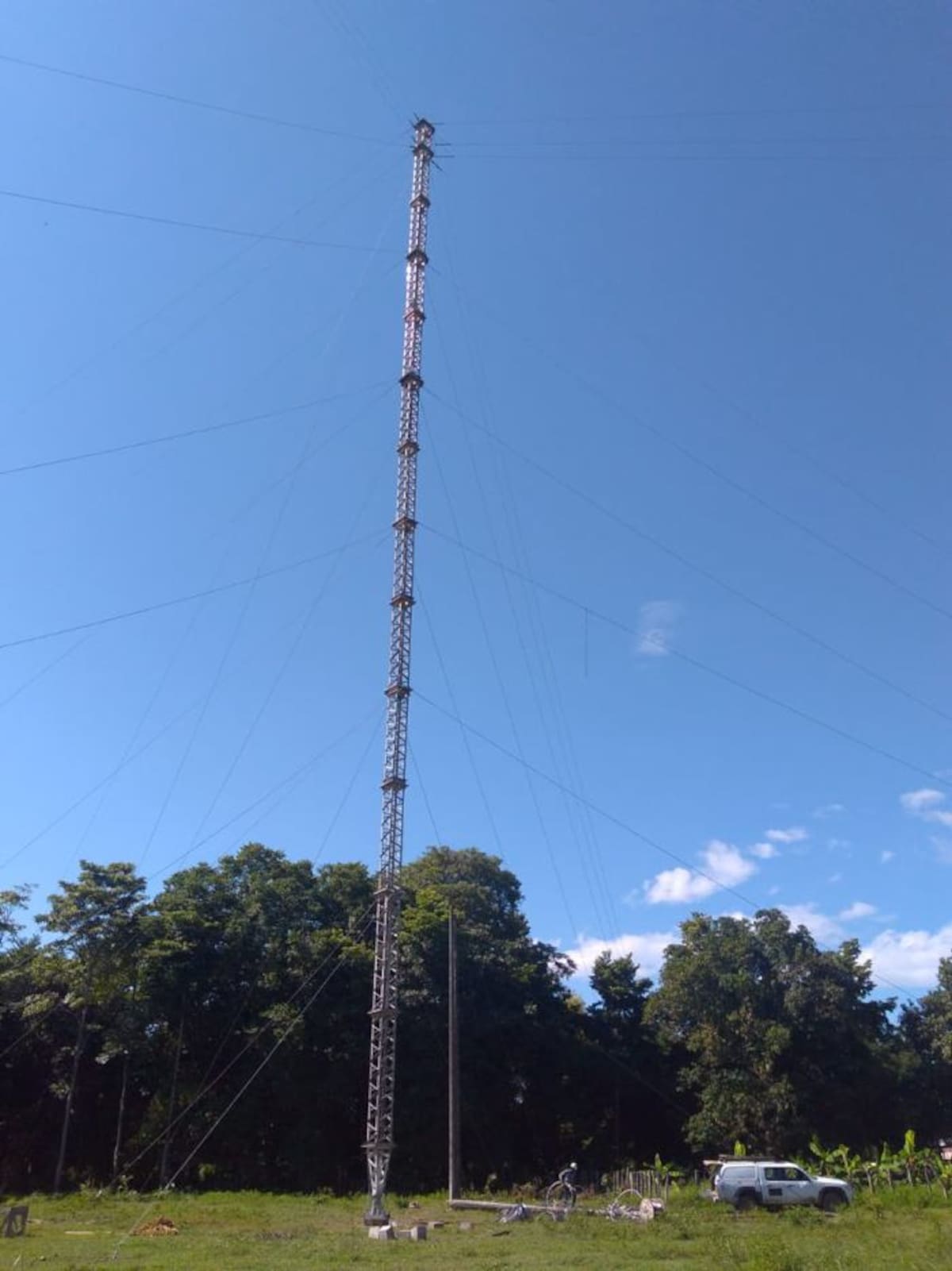 La torre provisional se instaló en la vereda Último Caso en el municipio de El Peñón en un terreno lejano a las orillas del río Magdalena. Alrededor de 5.300 clientes están sin energía. Cortesía