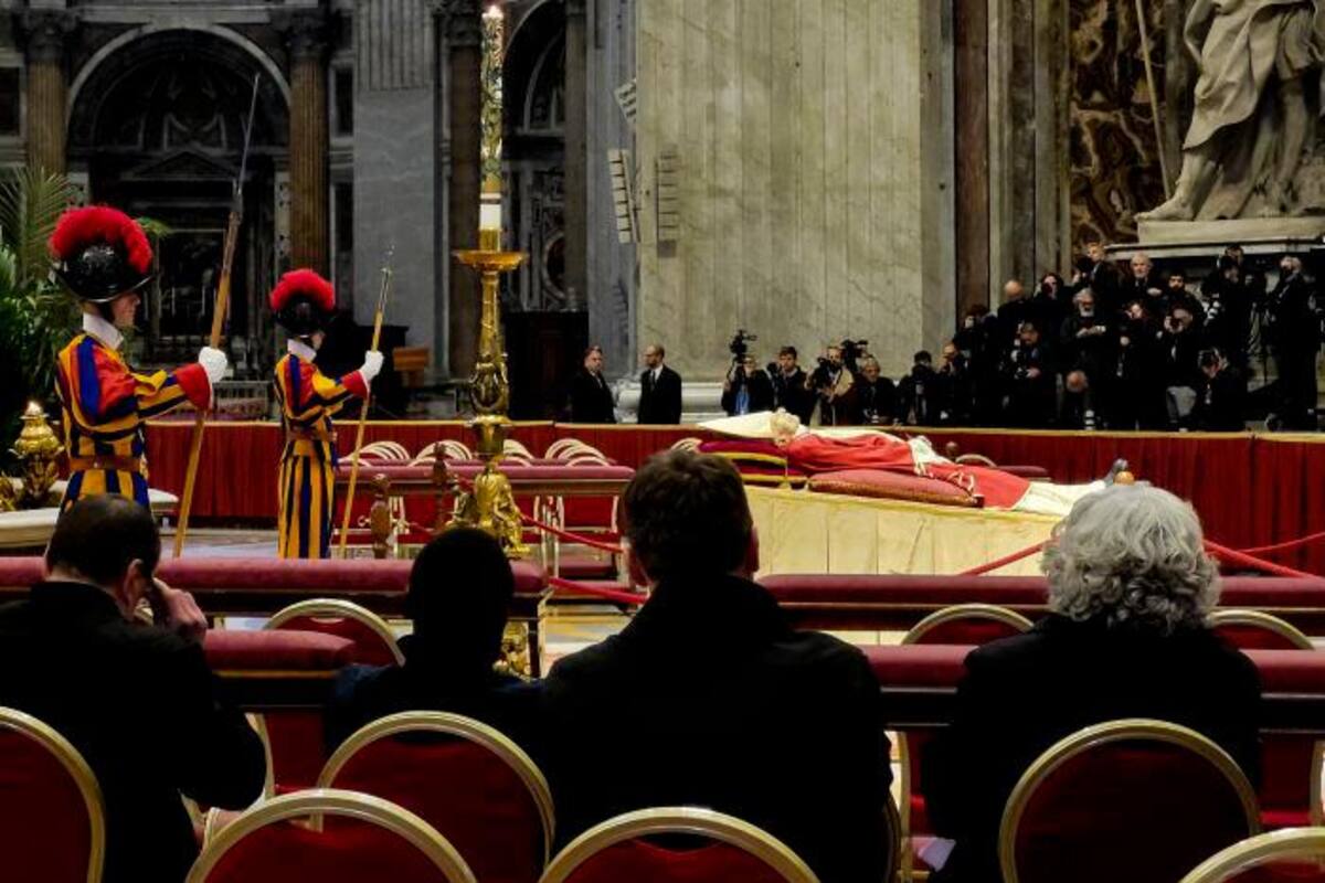 Adiós a Benedicto XVI: abren capilla ardiente en la basílica de San Pedro