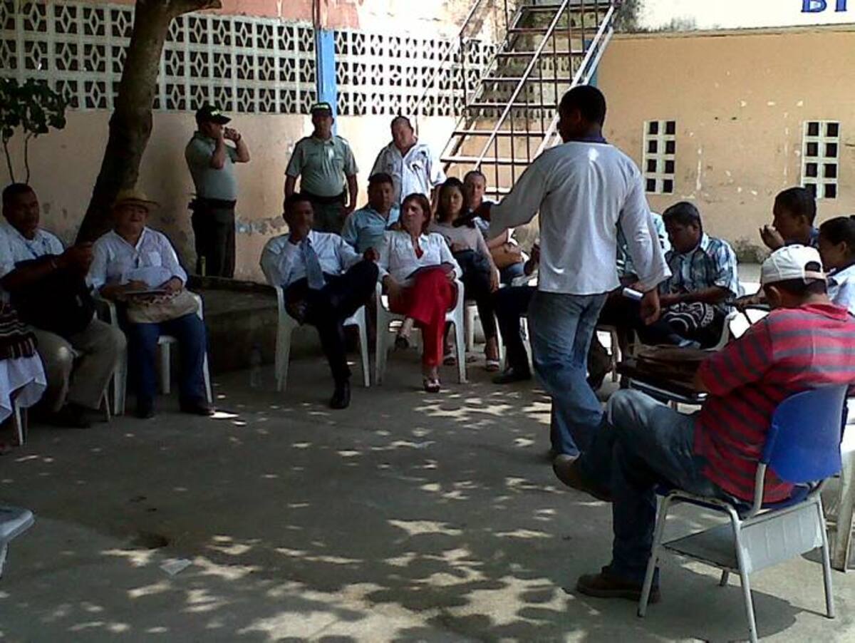 En la reunión participaron el secretario del Interior y Convivencia Ciudadana, Nausícrate Pérez, la gerente suplente de Edurbe, Amira Salvador; docentes, padres de familias y estudiantes de la institución. cortesia