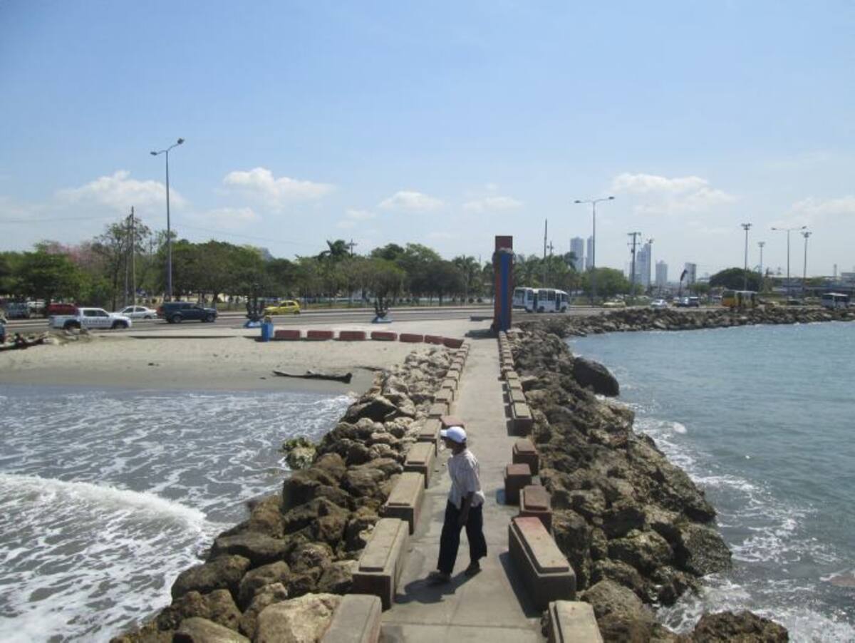 De otros lados vienen caminantes a hacer sus necesidades fisiológicas.