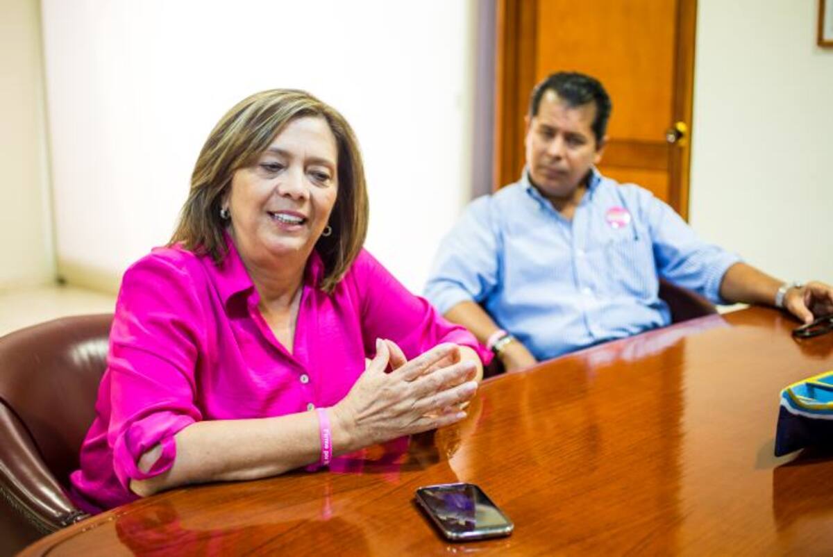Rosario Ricardo, aspirante a la Gobernación y su gerente de campaña, Fernando Benítez. Fernando Parra