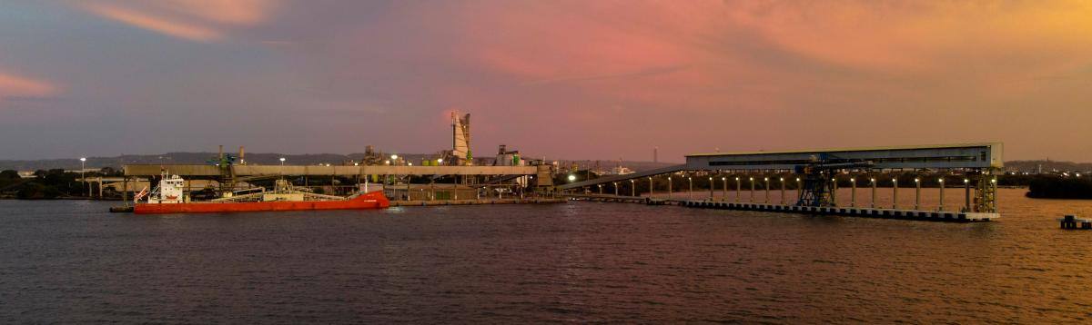 Vista general de las dos terminales portuarias de Cementos Argos en la Bahía de Cartagena, en Mamonal. // CORTESÍA