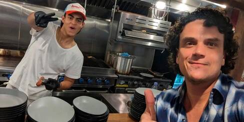 ¡Ejemplo! Silvestre Dangond visita puesto de perros calientes que atiende su hijo