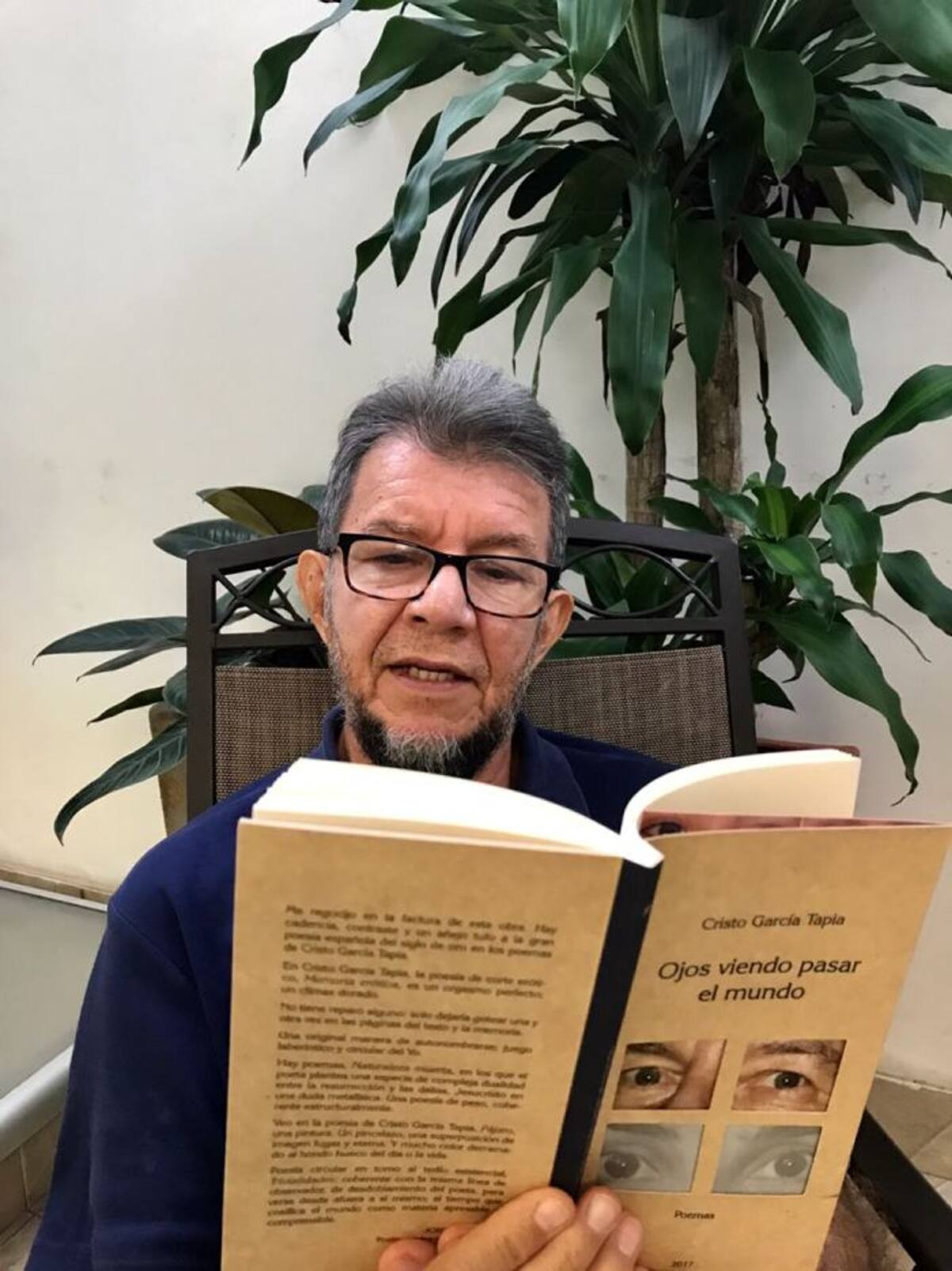 El poeta y columnista de opinión Cristo García Tapia, con su libro "Ojos viendo pasar el mundo". Betty García Diaz