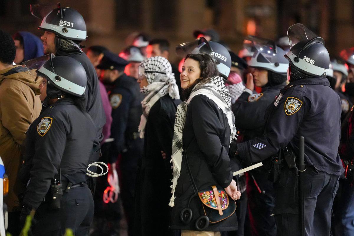 Policía desaloja edificio en la Universidad de Columbia y detiene a estudiantes