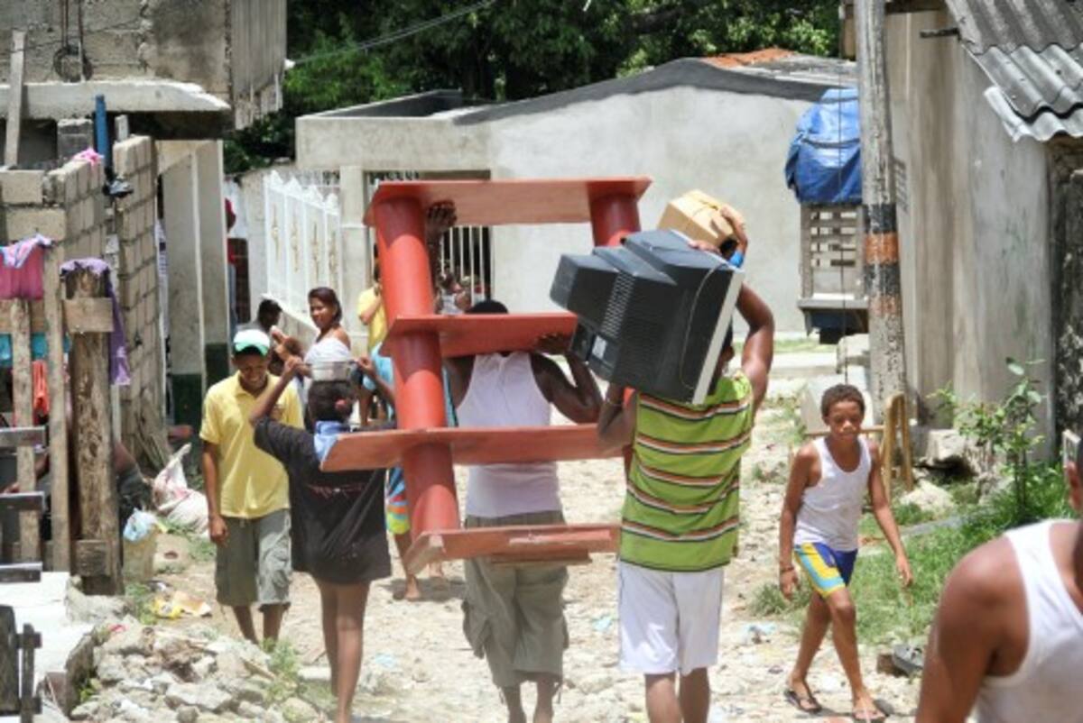 Todos los días familias abandonan el destruido barrio de San Francisco. “Nos vamos para El Pozón. Allá conseguimos una casita donde podemos meternos los 15 habitantes de esta familia”, dijo David Cortés, un vendedor ambulante, cuya casa se desplomó hace varios días en San Francisco. OSCAR DÍAZ ACOSTA-EL UNIVERSAL