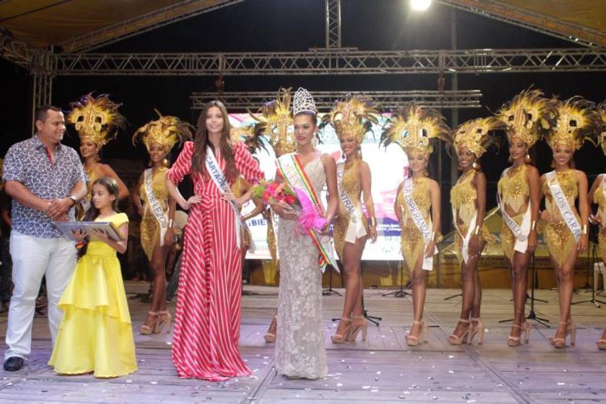 Las aspirantes al título de Reina de la Independencia 2018 desfilaron una a una y mostraron su belleza y atributos a los presentes. Nayib Gaviria