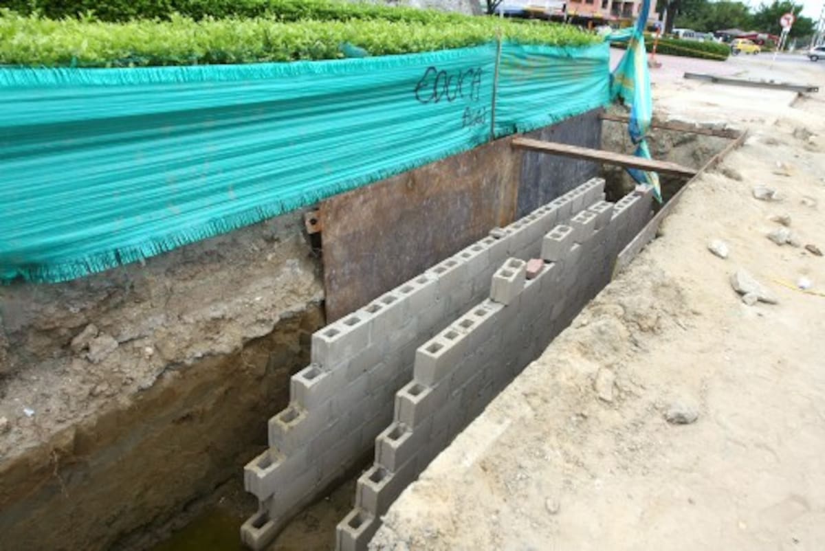 Según la Gerencia de Transcaribe, la construcción del muro ondulado protector del Castillo San Felipe terminaría en 15 días. El espacio dejado en la mitad del muro será rellenado con una mezcla de icopor y triturado que cumplirán la función de aislantes. AROLDO MESTRE - EL UNIVERSAL
