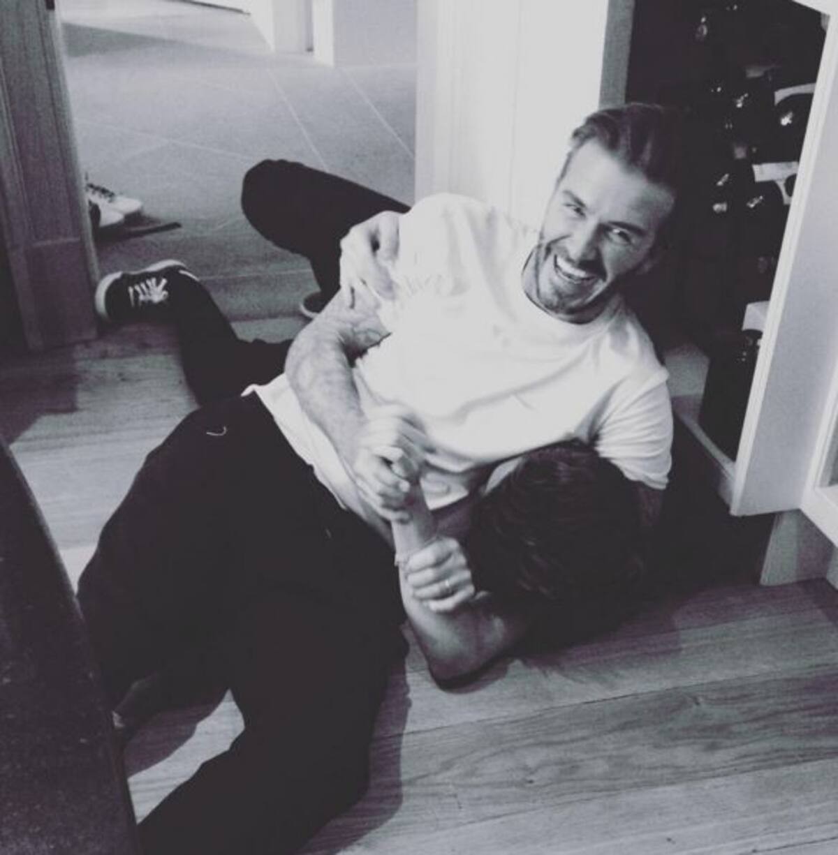 David jugando con su hijo mayor, Brooklyn. INSTAGRAM @davidbeckham