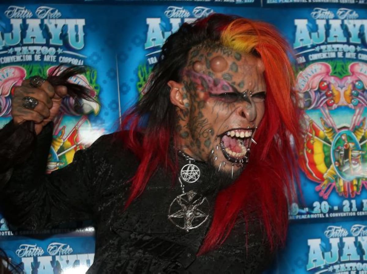 "El Diablo" tiene 32 perforaciones en su cara, tatuajes en casi todo el cuerpo y en sus ojos, y su mirada es completamente negra. EFE