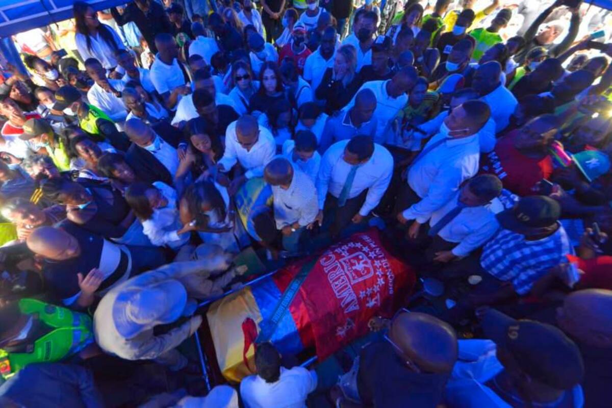 Entre cánticos y aplausos, Freddy Rincón fue sepultado en Cali