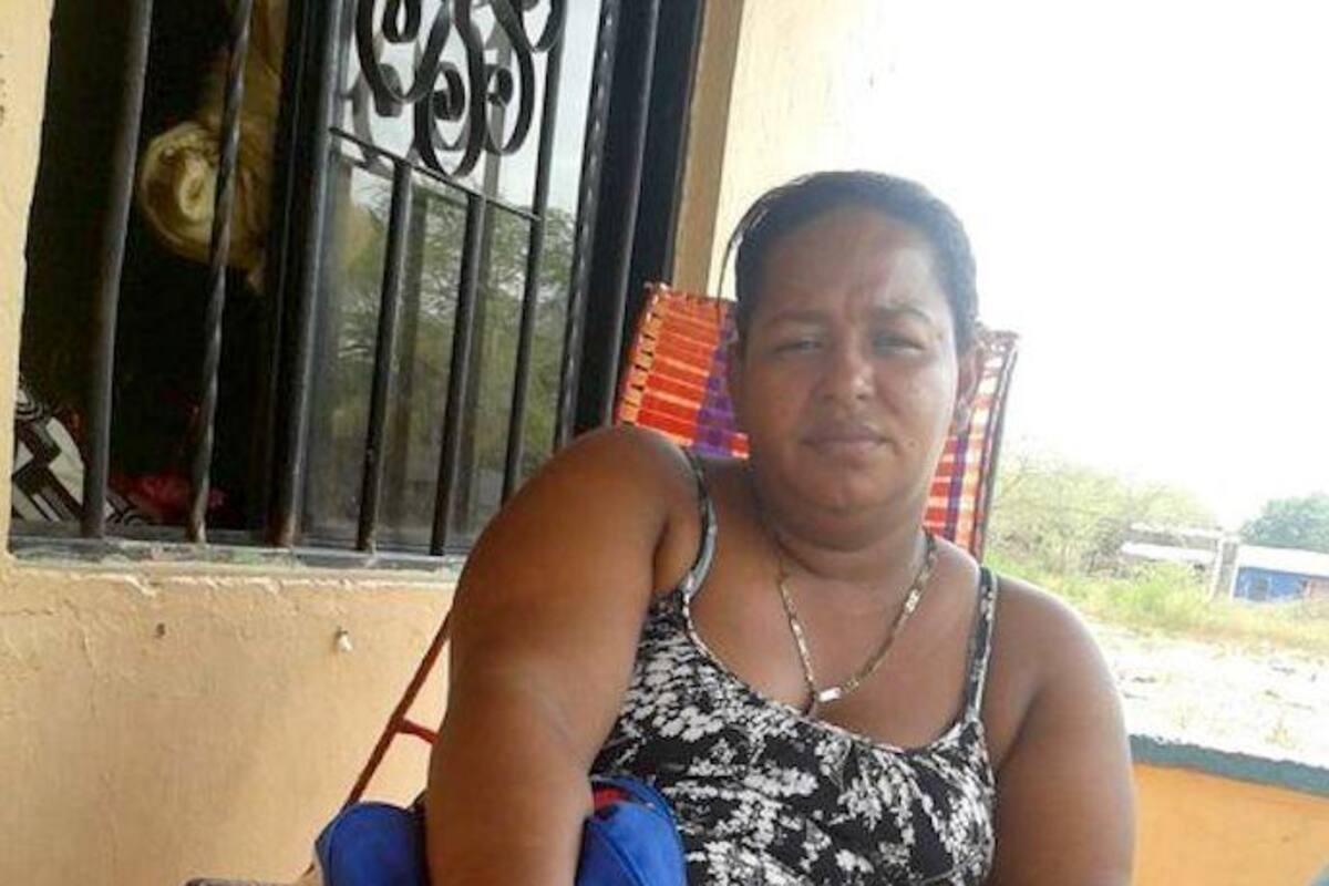 Sicarios asesinan a una mujer mientras jugaba cartas con sus amigos