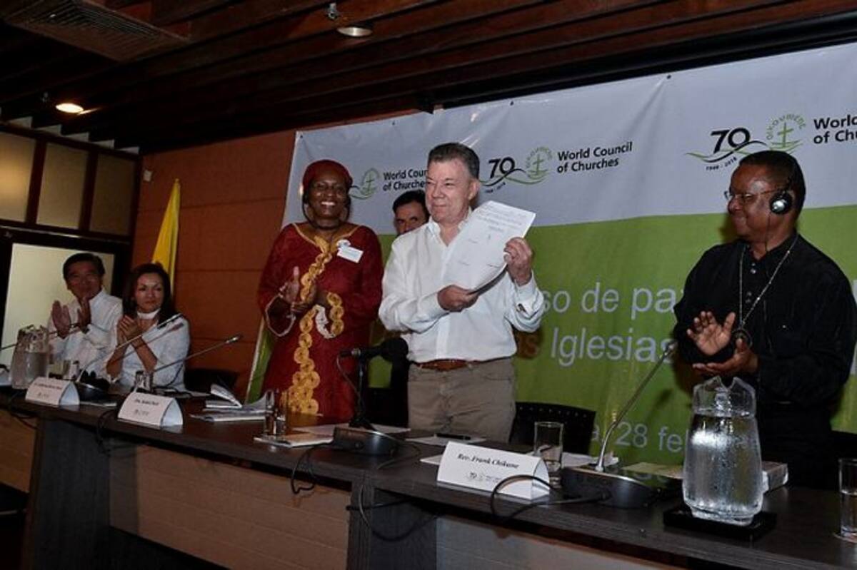 El presidente Juan Manuel Santos junto a Isabel Phiri, secretaria general adjunta del Consejo Mundial de Iglesias (CMI), durante una reunión en Cartagena. Colprensa.