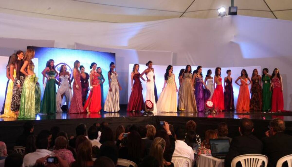las 137 participantes cambiarán el vestido de baño por el vestido tradicional COLPRENSA
