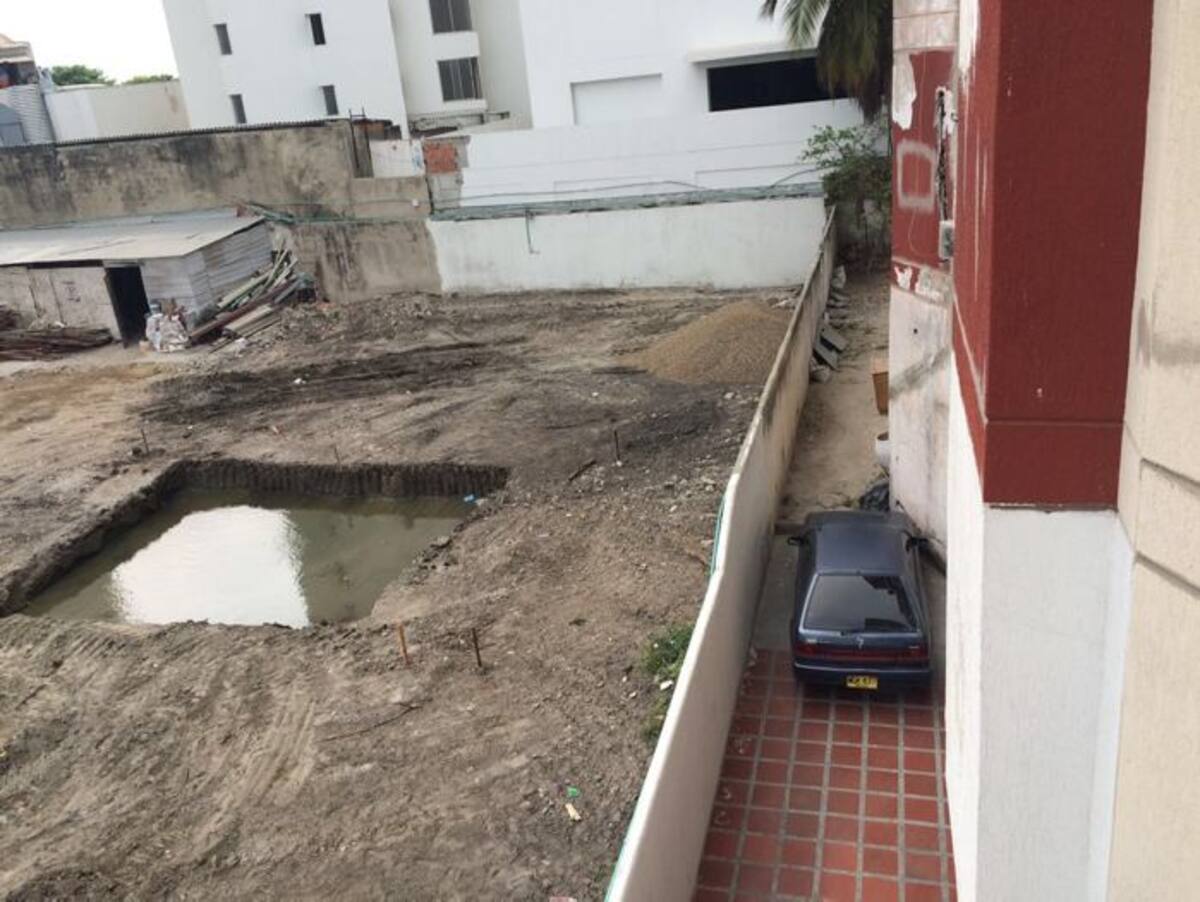 Otra preocupación de los vecinos de la obra, es que en el sitio hay zonas en las que podrían generarse criaderos de mosquitos transmisores del virus del zika o chikungunya Cortesía