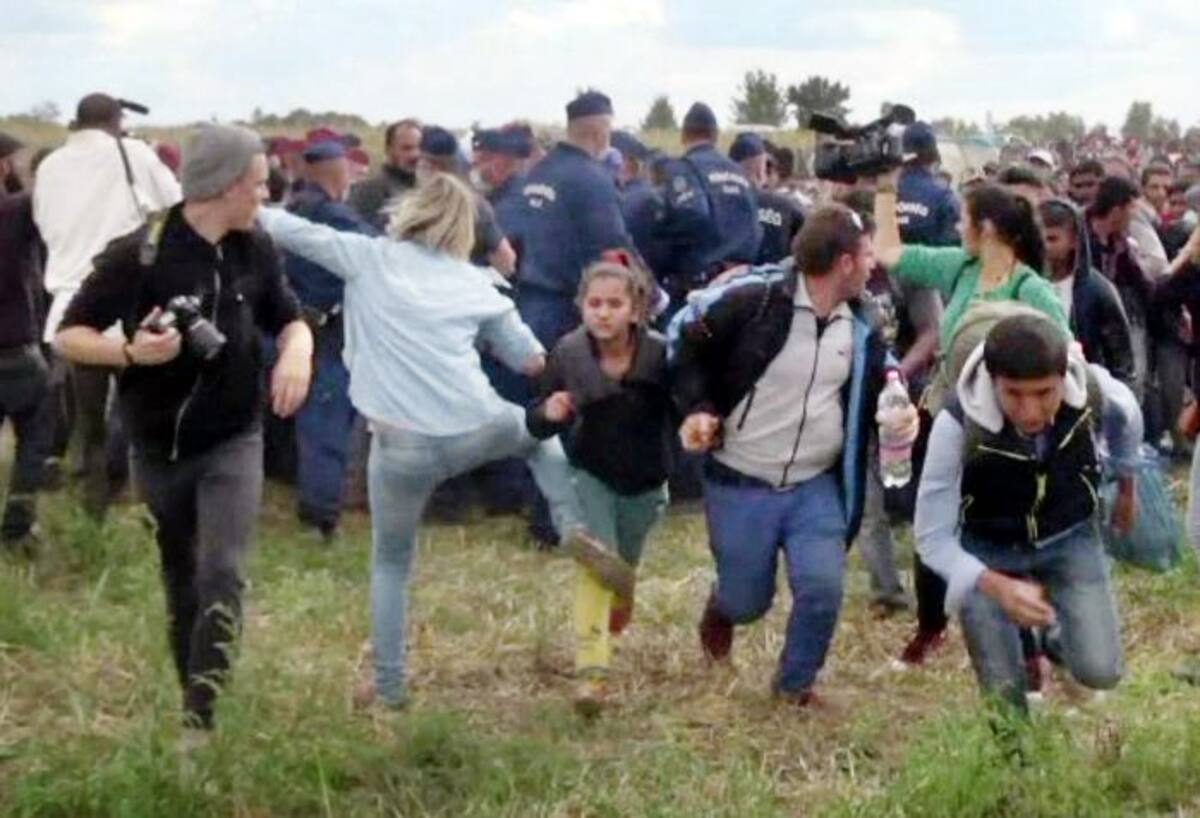 La camarógrafa fue despedida después de ver las imágenes, en las que se la veía patear y zancadillear a varios migrantes AFP