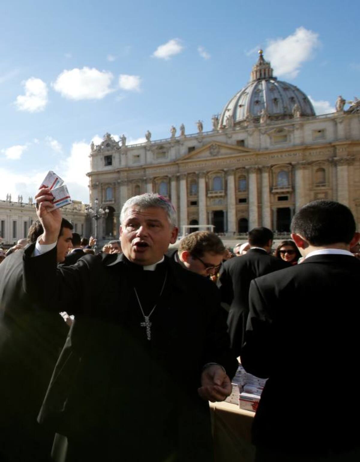 El arzobispo Krajewski distribuye rosarios afuera de la Basílica de San