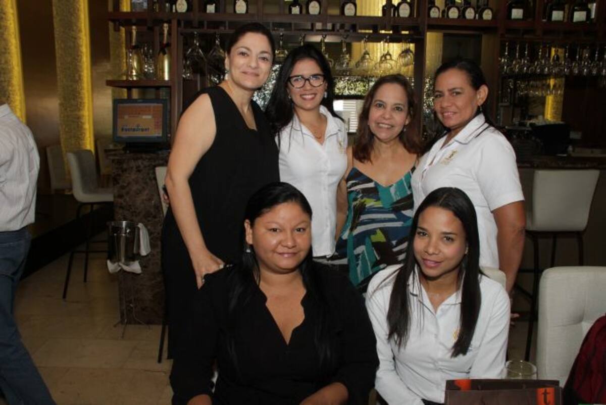 De pie: Mónica Fadul, Laura Cavadías, Maruja Parra y Bernabela Ramos; sentadas: Leidys González y Marlys Marrugo. Luis Aparicio-El Universal