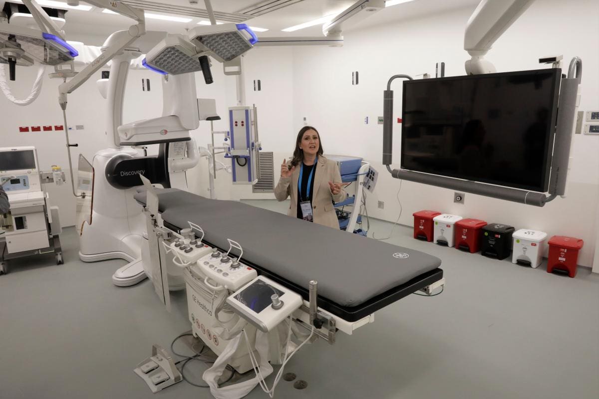 La coordinadora de enfermería Paola Saldarriaga muestra el funcionamiento del quirófano híbrido del nuevo Centro de tratamiento e investigación sobre Cáncer Luis Carlos Sarmiento Angulo (CTIC). //EFE
