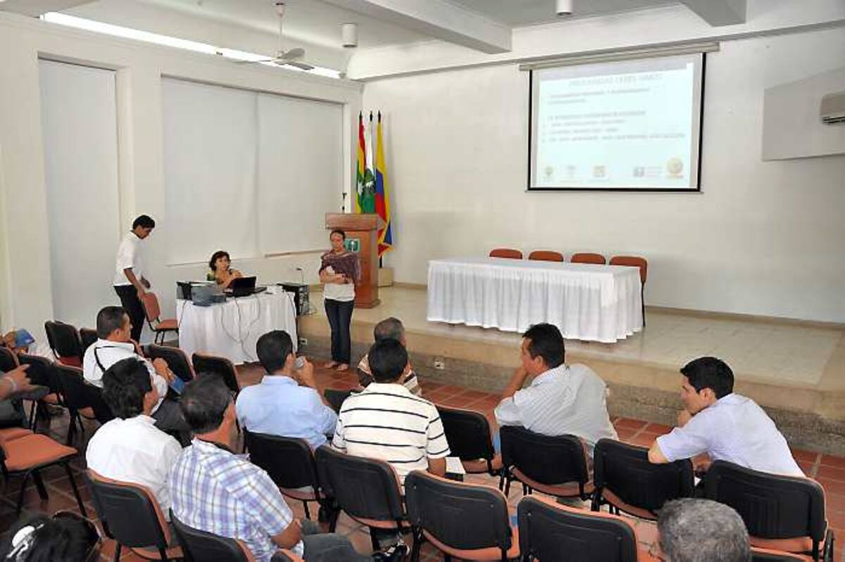 Reunión de funcionarios de Santa Rosa, UTB y Ministerio de Educación, en la que se propuso iniciar labores en enero de 2012. CORTESÍA