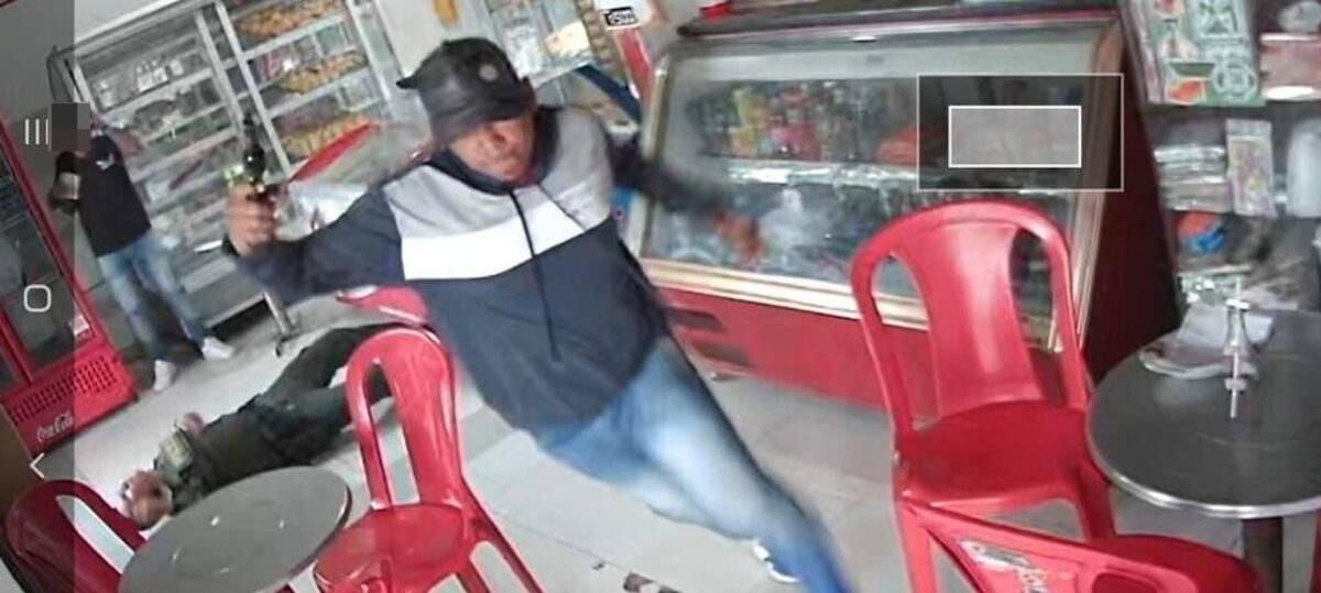 El desconocido huye del lugar con una arma de fuego en su mano derecha.