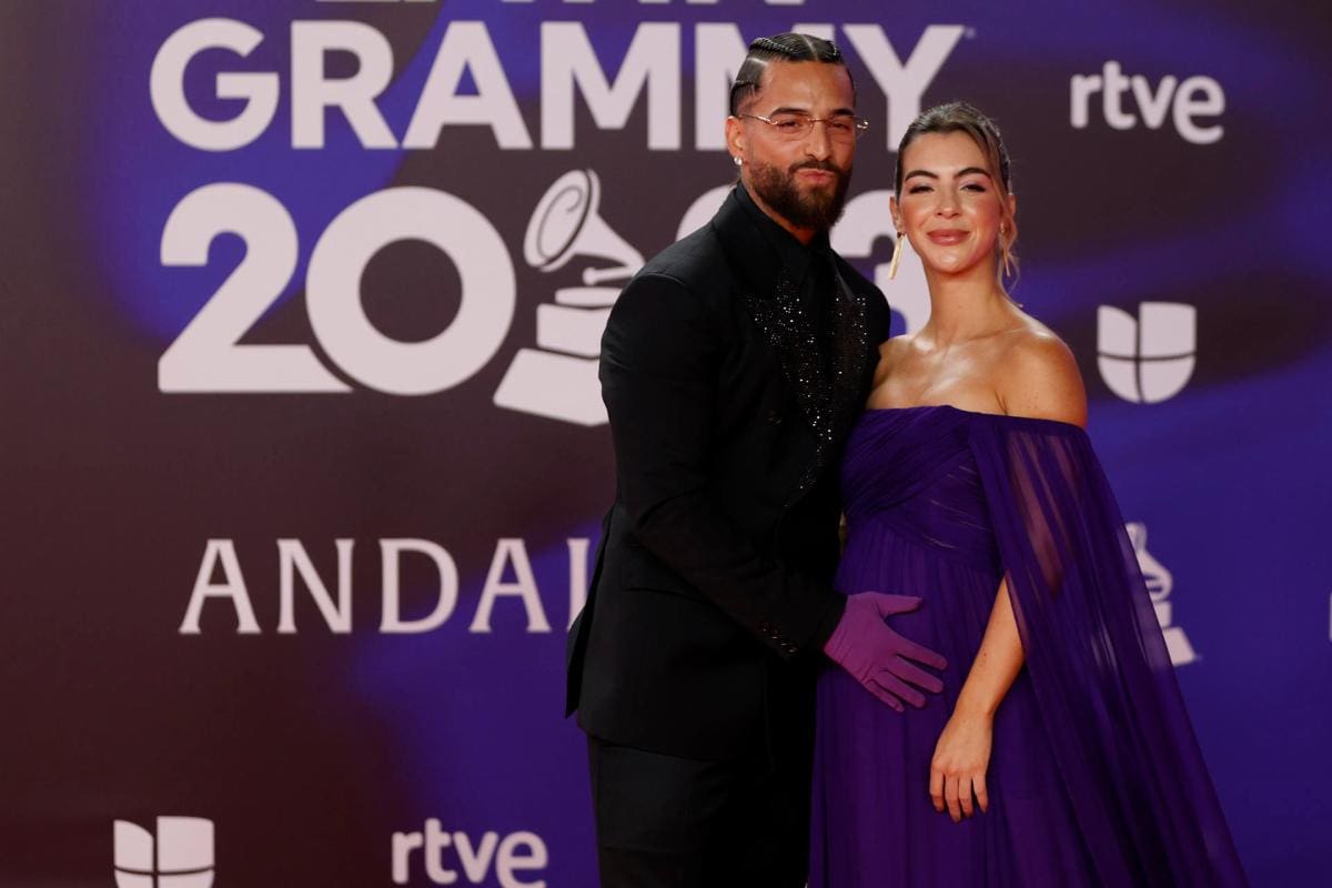 Maluma y pareja, Susana Gómez, en la alfombra roja de la gala anual de los Latin Grammy. //Foto: EFE.