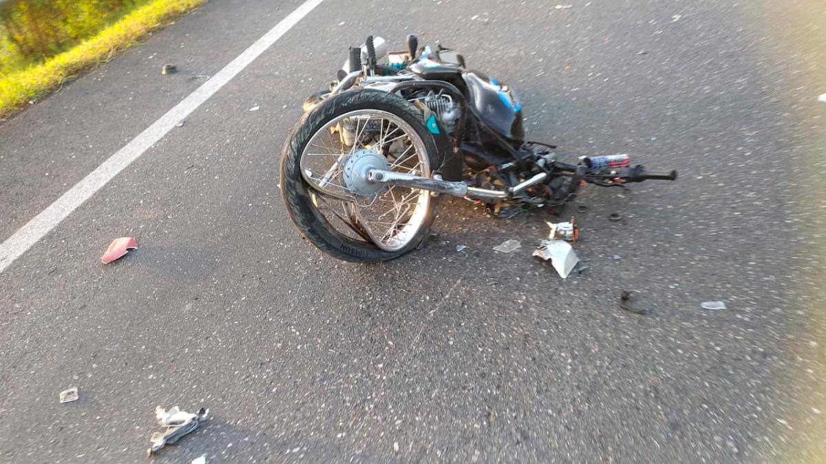 La moto en la que se desplazaba Beder Castro quedó destrozada.