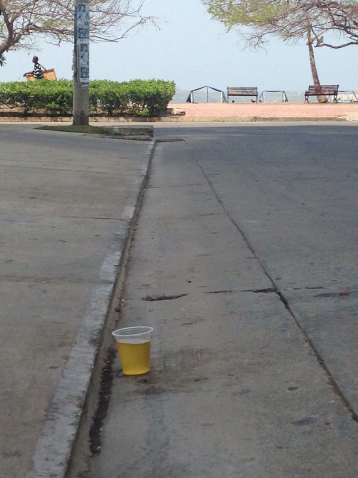 El vaso de orín fue abandonado en el lugar. Cortesía:Ciudadano reportero.