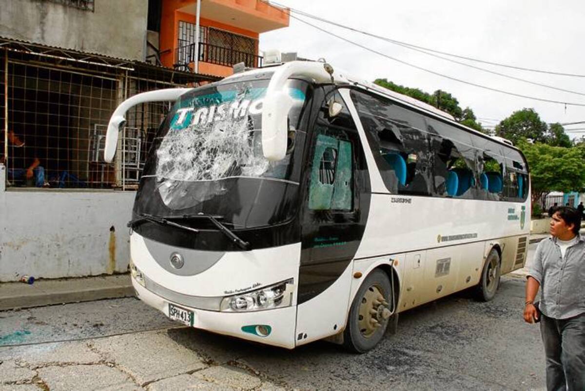 Vecinos del lugar le partieron todos los vidrios al bus.