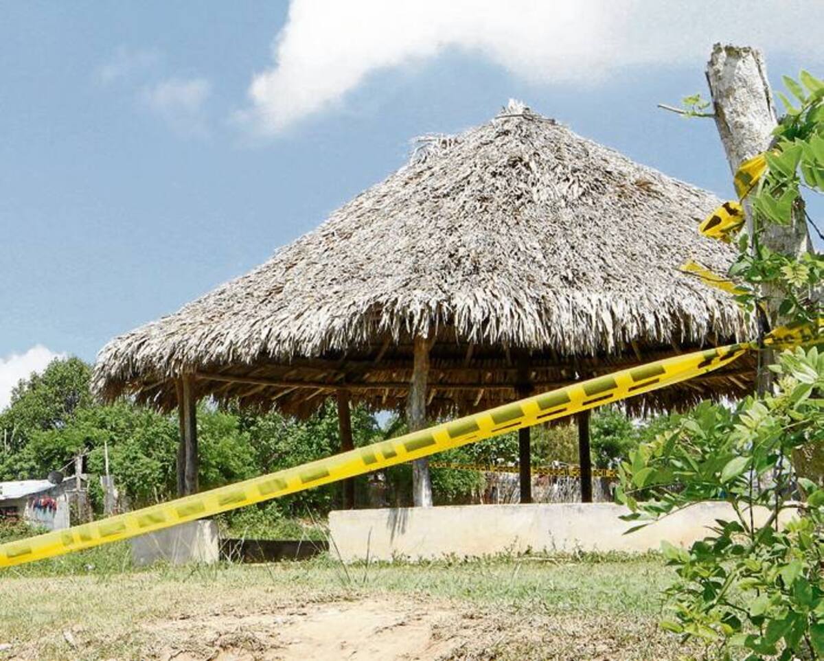 Las víctimas conversaban en este kiosko cuando aparecieron los dos pistoleros, quienes dispararon indiscriminadamente.