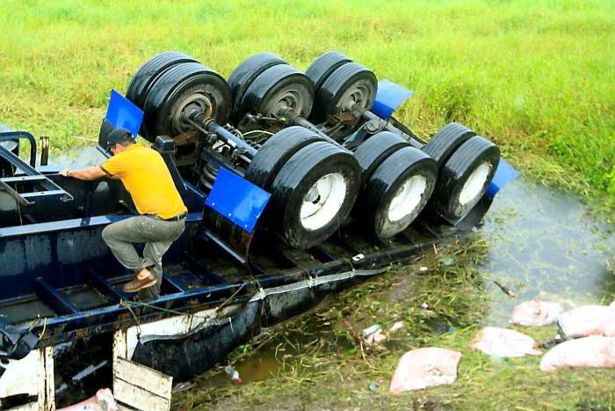 Otra tractomula se accidentó el lunes en la Troncal de Occidente.