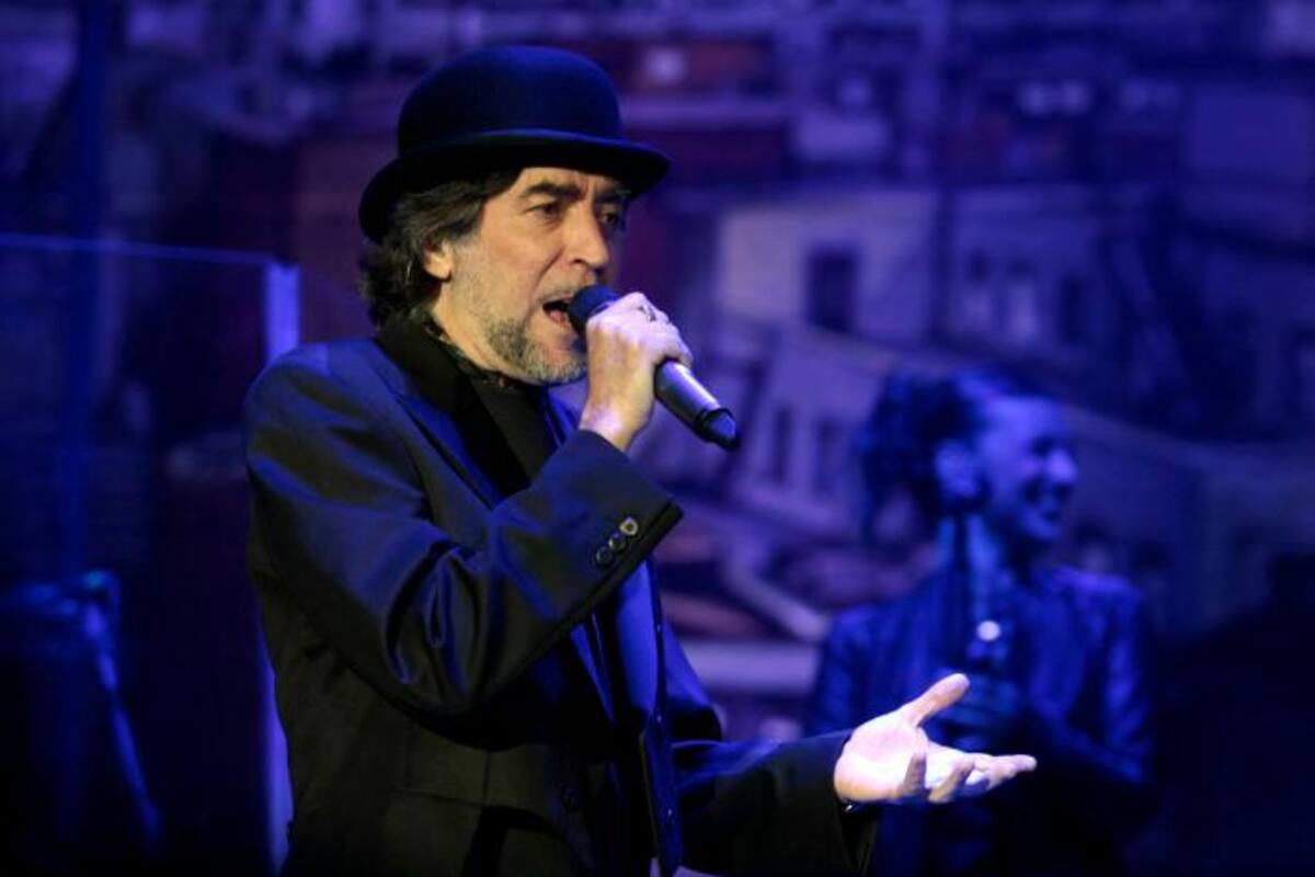 Operan de urgencia a Joaquín Sabina tras caída en concierto