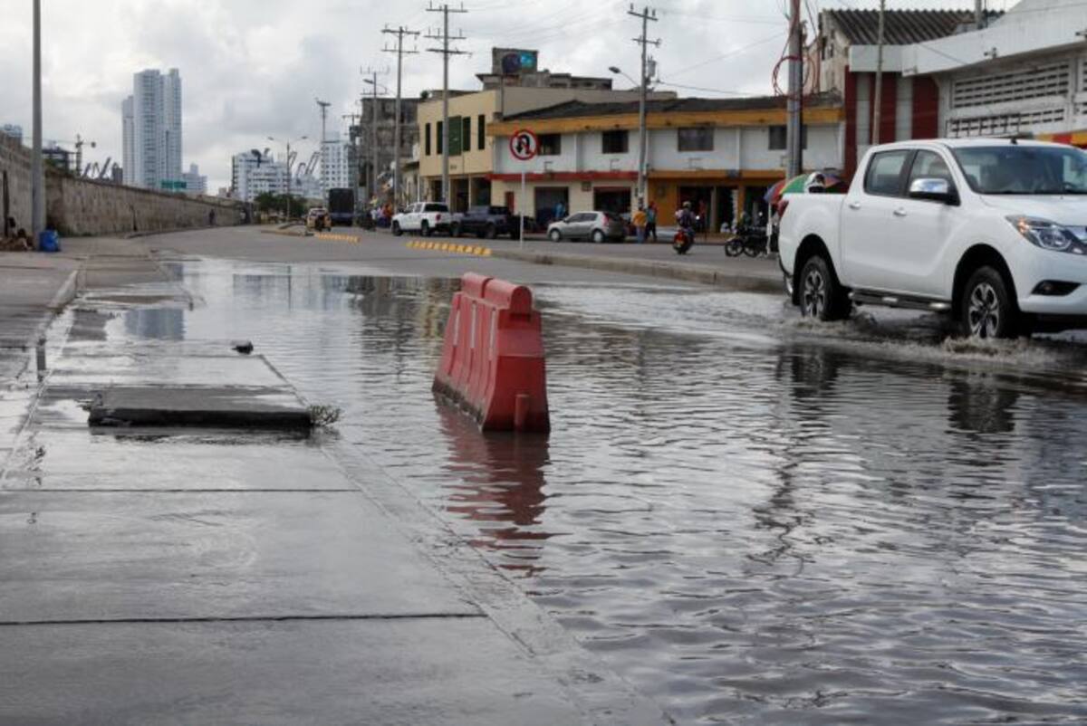 La avenida Luis Carlos López permanece constantemente inundada. Julio Castaño-El Universal