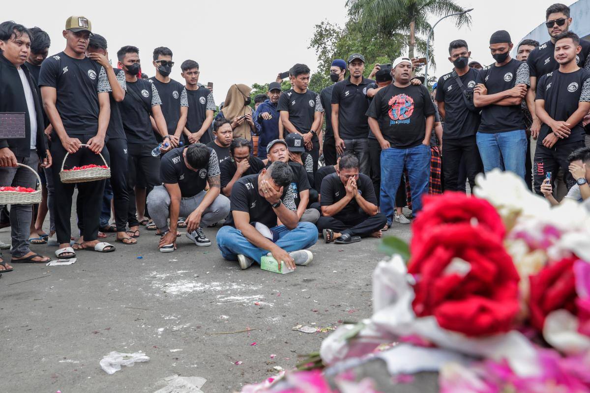 Crece enojo con Policía en Indonesia por tragedia en estadio de fútbol