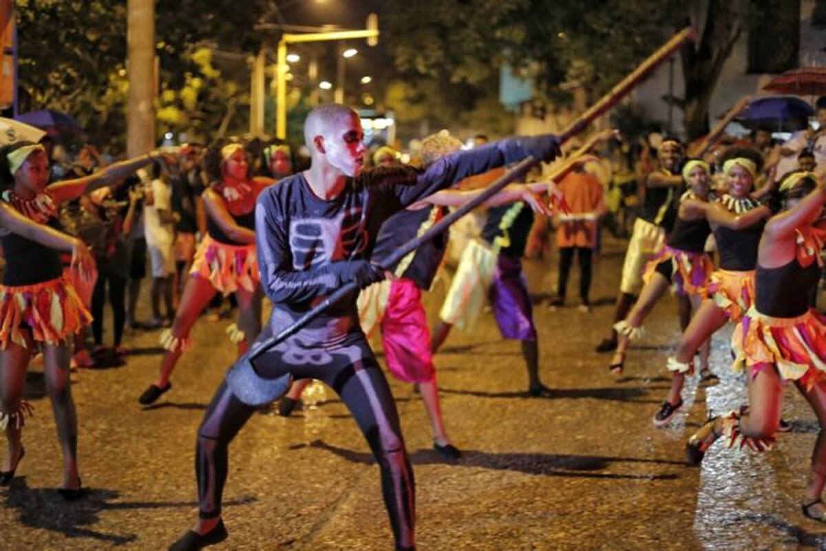 Actores festivos, grupos folclóricos, Lanceros y demás bailaron durante el desfile. Cortesía.