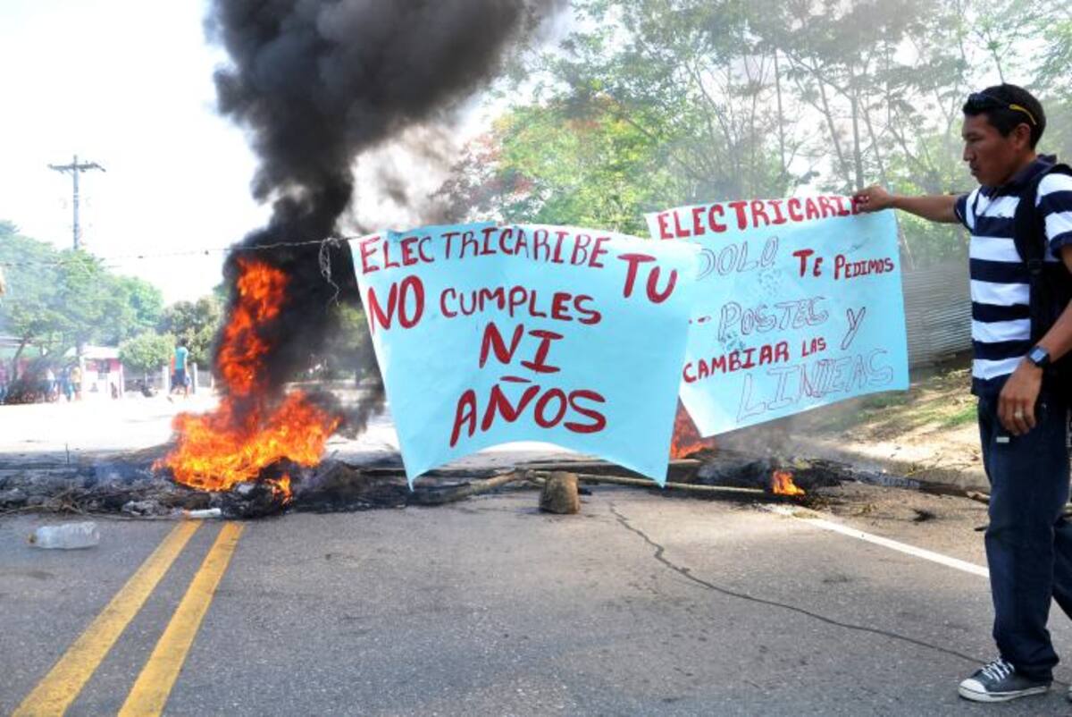 Los habitantes de El Campo en La Palmira bloquearon la vía ayer. MANUEL SANTIAGO PÉREZ/EL UNIVERSAL/