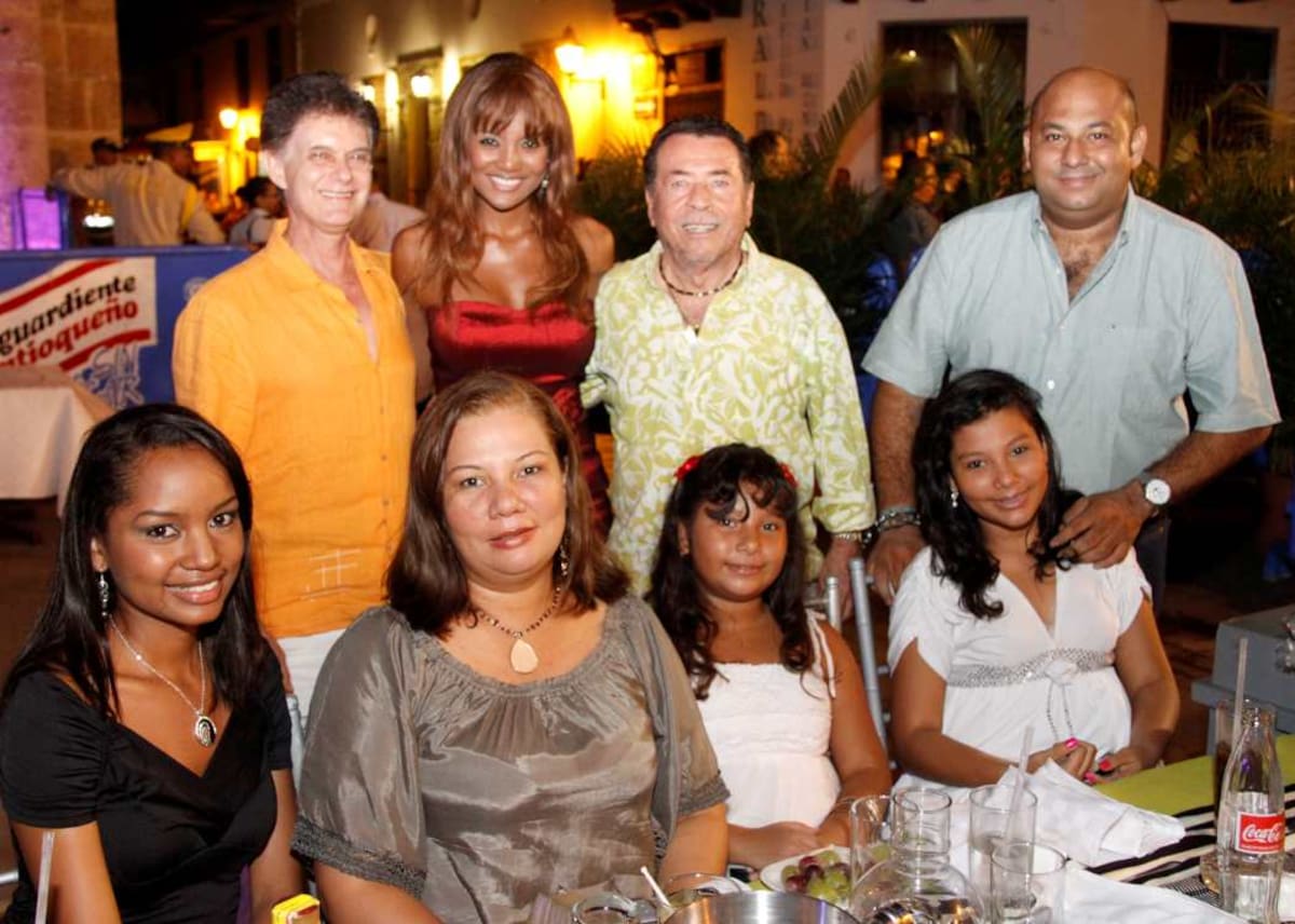 De pie: Augusto Yanacopulos, Diana Caicedo, Amaury Muñoz y Aníbal Therán; sentados: Jessi Ariza, Claribel Rodríguez, Saida y María Paula Therán.