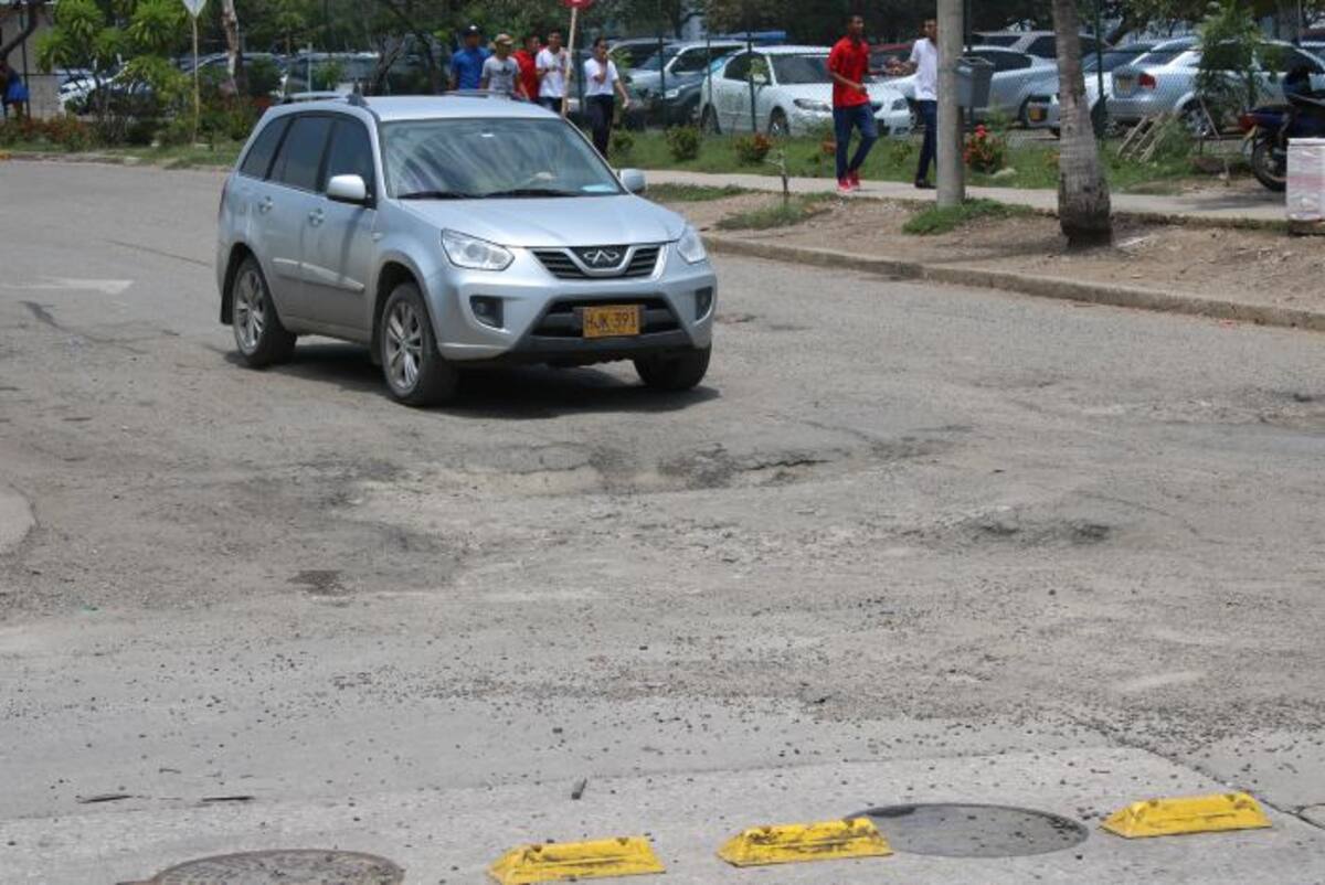 La entrada de la calle que conduce al Parque de la Marina se encuentra en mal estado FOTO: CRISTIAN AGAMEZ - EL UNIVERSAL