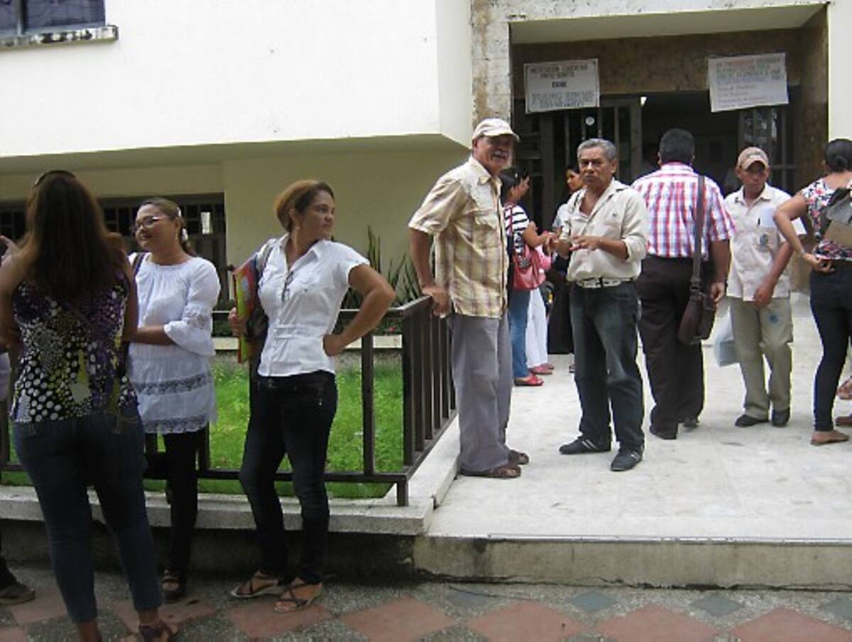 Los docentes y padres de familias se aglomeraron a las afueras de la Secretaría de Educación Municipal.