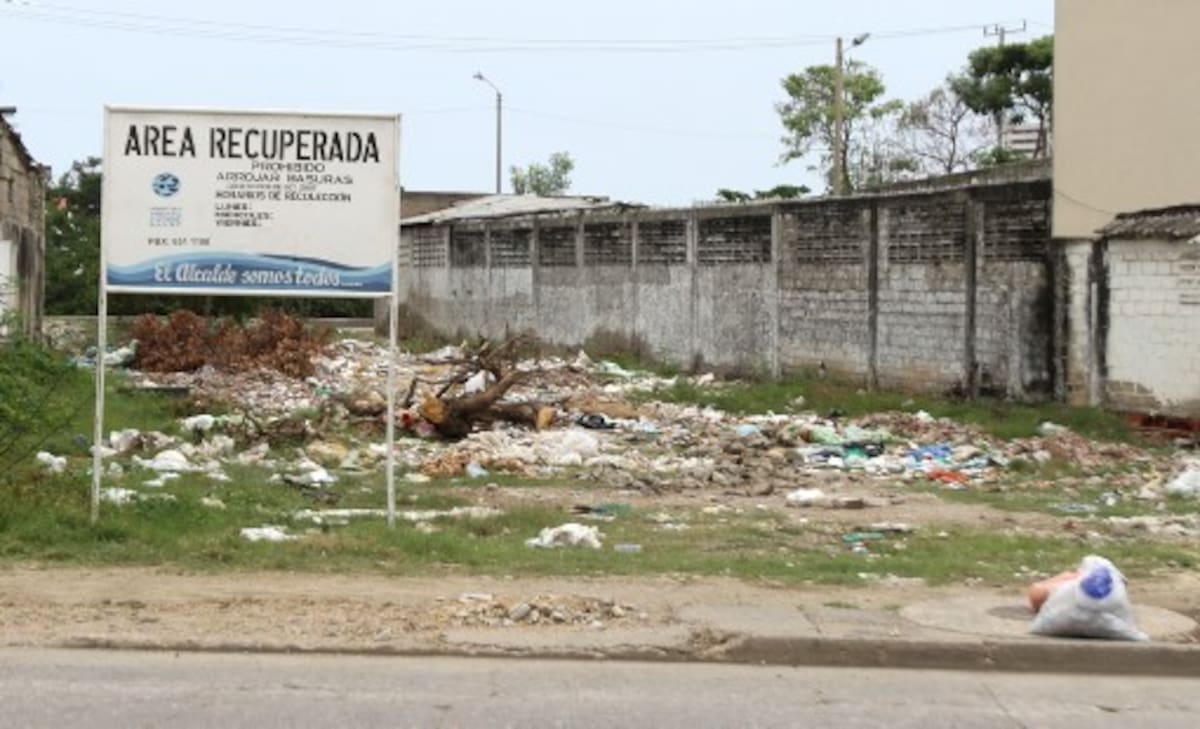 Un predio situado frente a El Universal, entre la Carrera 17 y la Marginal de San Lázaro, estuvo varias semanas saturado de escombros y basuras por culpa de los carretilleros. AROLDO MESTRE-EL UNIVERSAL