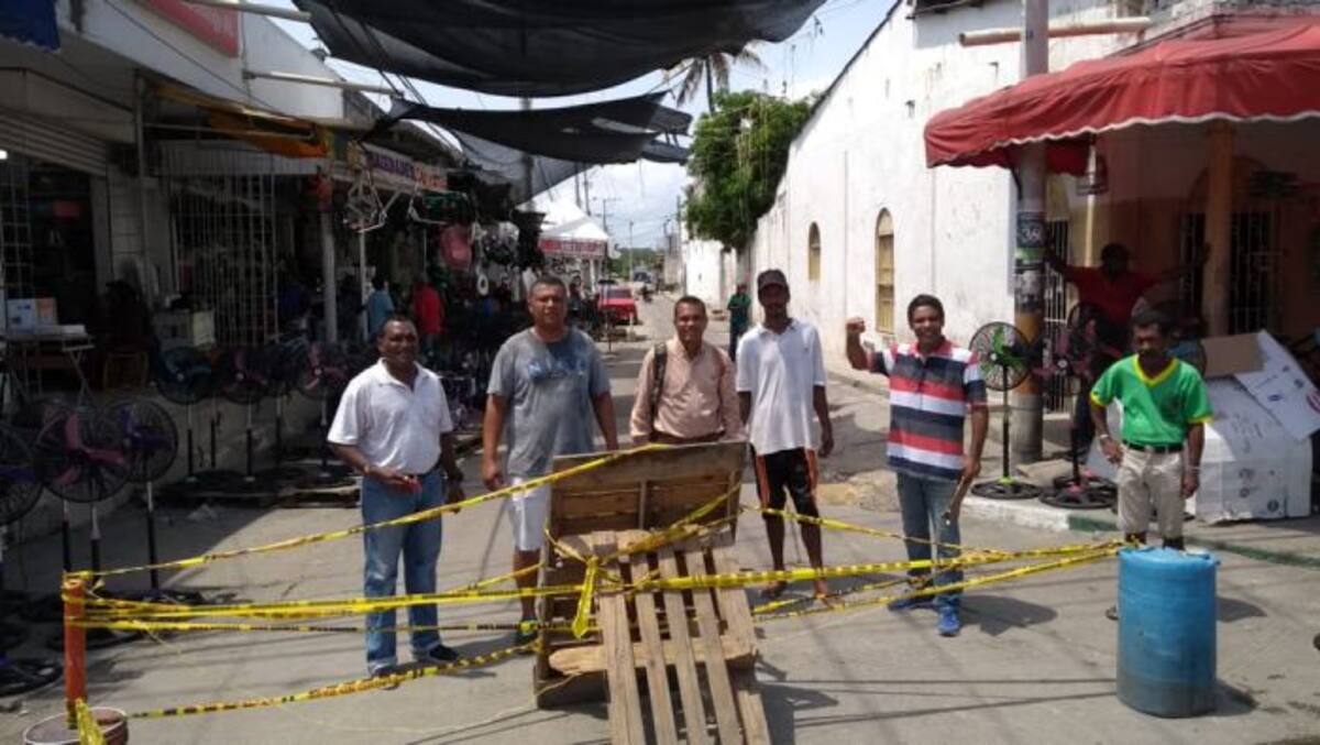 La comunidad afirma que no abrirá el paso vehicular hasta que la Alcaldía les de una solución. Luis Aparicio