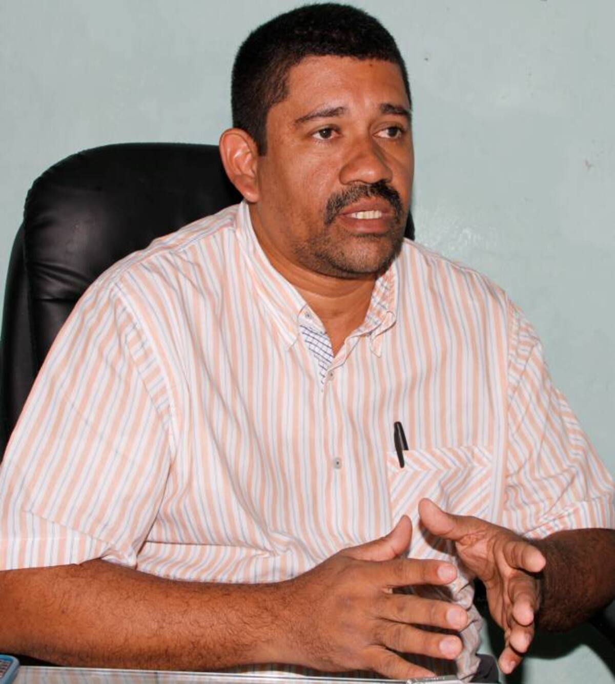 Jonny Rector Pico y placa para impartir clases en Colegio 20 de Julio