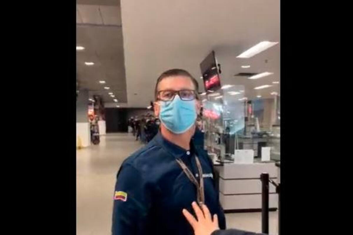 Video: funcionario de Migración golpea a pasajero en aeropuerto El Dorado